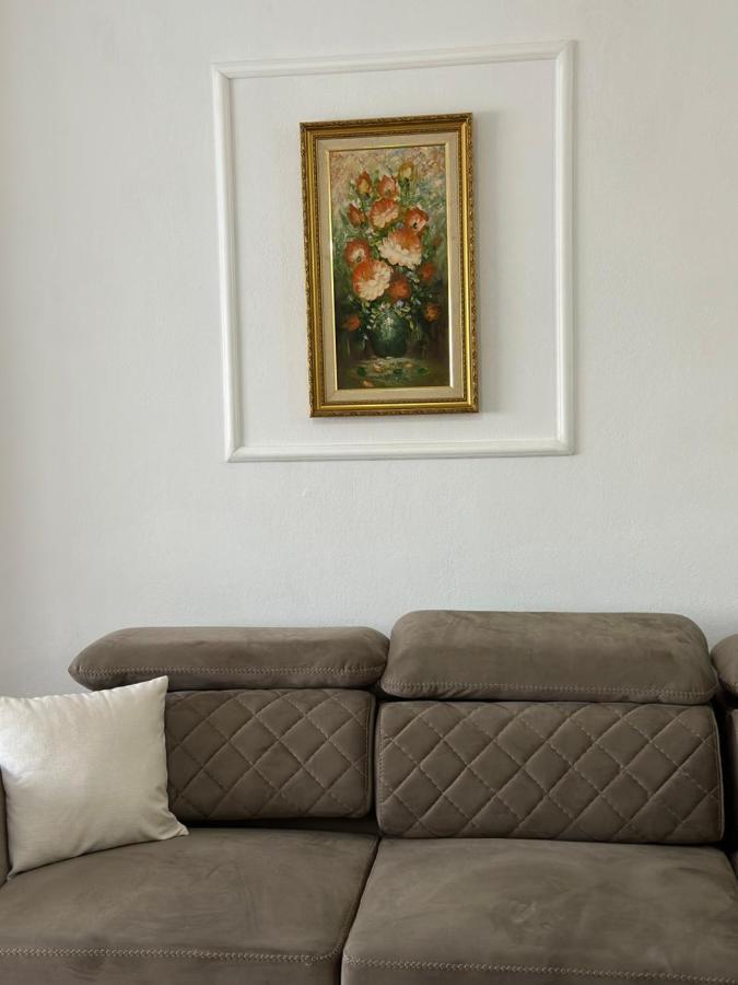 Victorias Apartment Tirane Ngoại thất bức ảnh